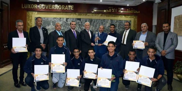 محافظ الأقصر يكرم الطلاب المتفوقين والحاصلين على كأس برنامج العباقرة
