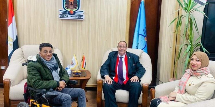 رئيس جماعة الاقصر يكرم النماذج المتميزة من ذوي الهمم داخل المحافظة