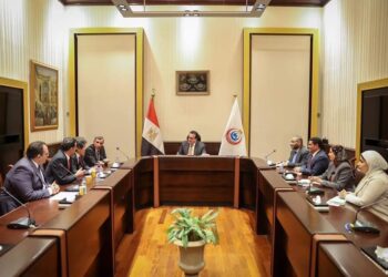 وزير الصحة يبحث مع خبير ياباني سبل التعاون وتبادل الخبرات في جراحات الأطفال وزراعة الأعضاء