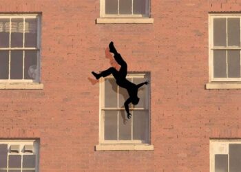 صدق ولا تستغرب.. مجرم يقفز من نافذة المحكمة