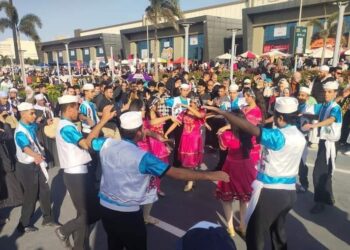 صور …  ديفيله فني لفرق قصور الثقافة في إستقبال أول أيام معرض الكتاب