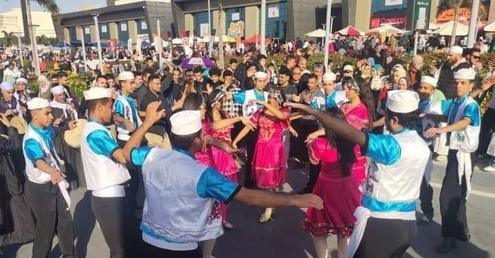 صور …  ديفيله فني لفرق قصور الثقافة في إستقبال أول أيام معرض الكتاب