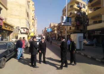 حملة مكبرة لإزالة الاشغالات والتعديات وتحرير ١٠٢محضر ومخالفة بشوارع الأقصر