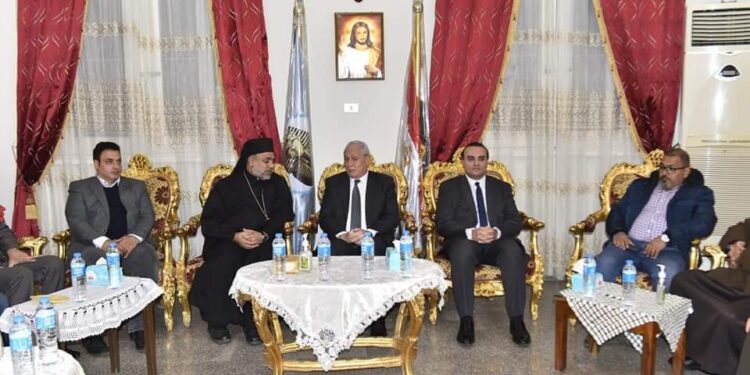 محافظ الأقصر يقدم واجب العزاء فى وفاة بابا الفاتيكان السابق