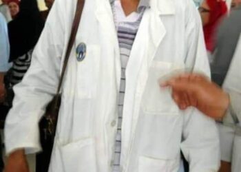 هَذا المعلِّمُ  لاَ تفْنَى فَضَائِلُه