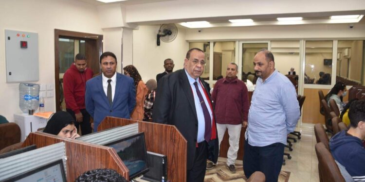 رئيس جامعة الأقصر يواصل متابعة سير الإمتحانات