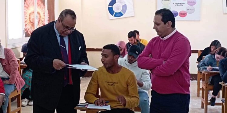 رئيس جامعة الأقصر يطمئن على سير الامتحانات بلجان كليتي الطب والآثار