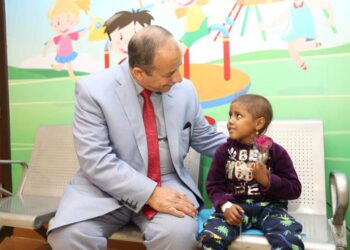 وكيل وزارة التربية والتعليم يدعم محاربي السرطان بأورام الأقصر