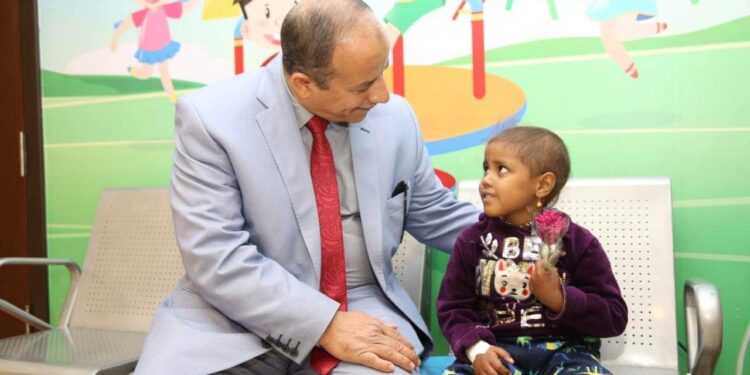 وكيل وزارة التربية والتعليم يدعم محاربي السرطان بأورام الأقصر