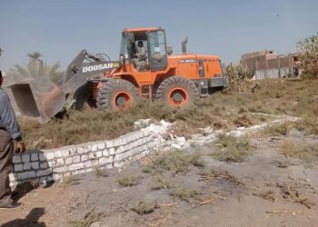 حملة مكبرة لإزالة التعديات على أرض مخصصة لبناء مدرسة الطوابع بمدينة إسنا