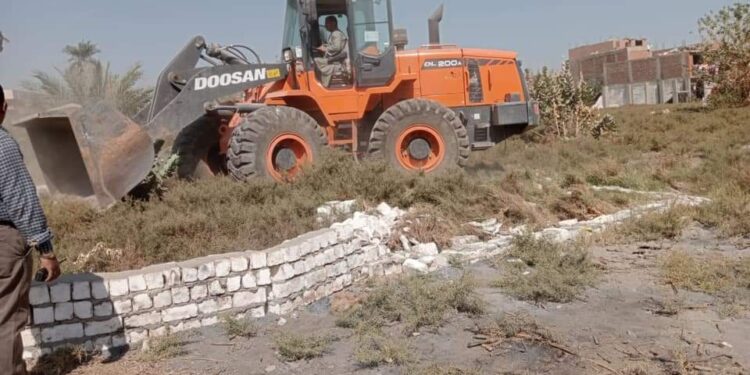 حملة مكبرة لإزالة التعديات على أرض مخصصة لبناء مدرسة الطوابع بمدينة إسنا