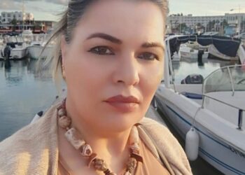 مُثقلة بما تبقّى من ليلتي …