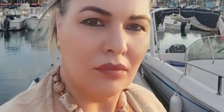 مُثقلة بما تبقّى من ليلتي …