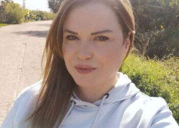 بأية لغة أناديك …