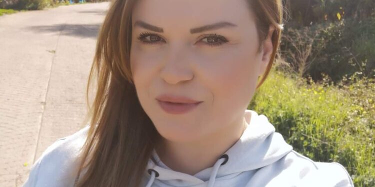 بأية لغة أناديك …