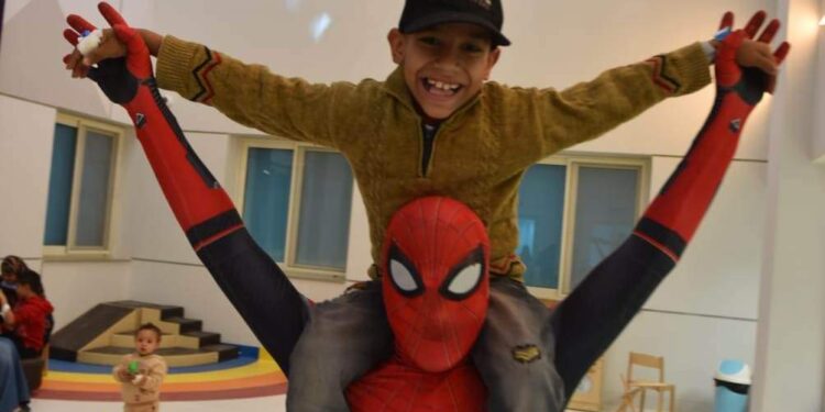 سبايدرمان يدعم محاربي السرطان بمستشفى أورام الأقصر