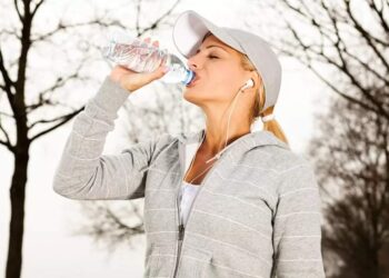اعرف الصح .. هل يحتاج الجسم كمية أقل من الماء في فصل الشتاء ؟