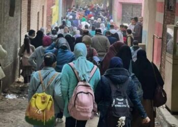 أهالي قرية بالقليوبية يخطفون الأنظار.. خرجوا بالمئات لزيارة معرض الكتاب