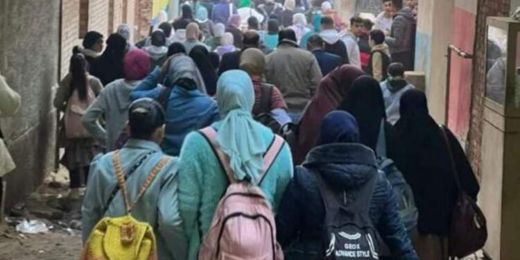 أهالي قرية بالقليوبية يخطفون الأنظار.. خرجوا بالمئات لزيارة معرض الكتاب