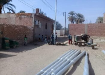 عمليات إحلال وتجديد قطاع  الكهرباء بقرية الحله بمركز إسنا ضمن حياة كريمة