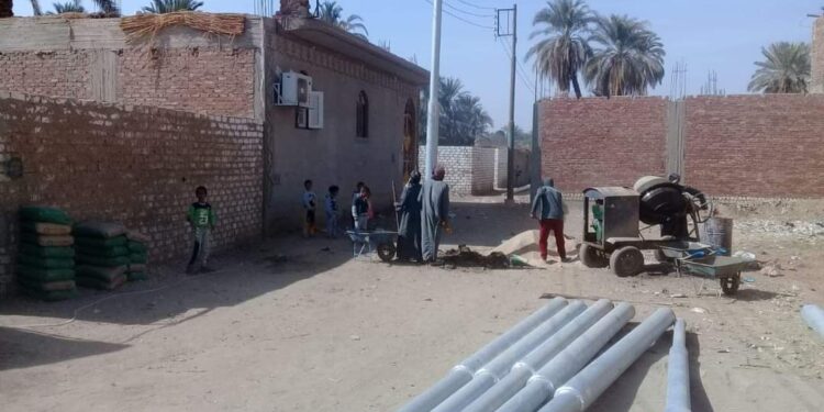 عمليات إحلال وتجديد قطاع الكهرباء بقرية الحله بمركز إسنا ضمن حياة كريمة