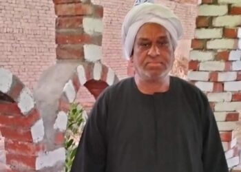 المعلم جابر فوق الستين ويصنع تحف معمارية بالطوب والأسمنت بالأقصر