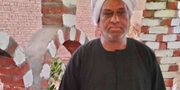 المعلم جابر فوق الستين ويصنع تحف معمارية بالطوب والأسمنت بالأقصر