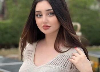 أهْوَاكِ مَجْنُونَاً وَدَمْعِي مَاطِرُ