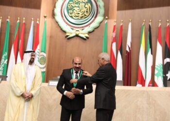 محافظ أسوان يتسلم جائزة التميز الحكومى العربى كأفضل محافظ على مستوى العالم العربى ..