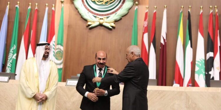 محافظ أسوان يتسلم جائزة التميز الحكومى العربى كأفضل محافظ على مستوى العالم العربى ..