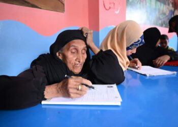 « لا أمية مع تكافل ».. سيدة مسنه تؤدي امتحان محو الأمية وتنصح الجميع بالتعلم