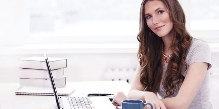 دراسة جديدة .. العمل من البيت يسبب الشعور بالذنب لدى النساء …!!