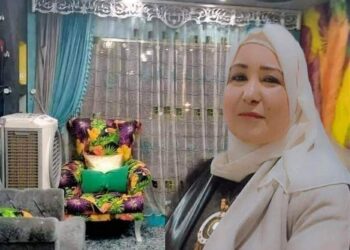 قصيدة بإيدى بكتبها