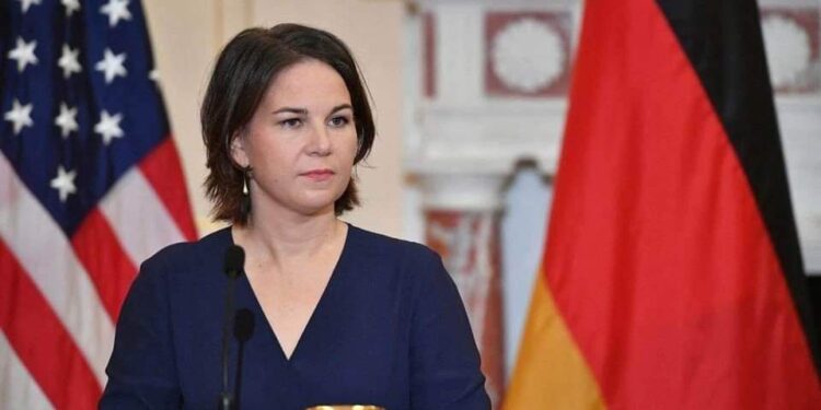 وزيرة الخارجية الألمانية تبحث ملاحقة بوتين قضائياً