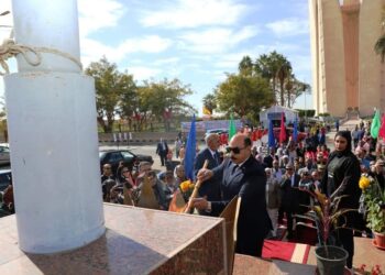 بمناسبة العيد القومى الـ 52 لمحافظة أسوان أشرف عطية يقوم بإيقاد الشعلة برمز الصداقة بالسد العالى ..