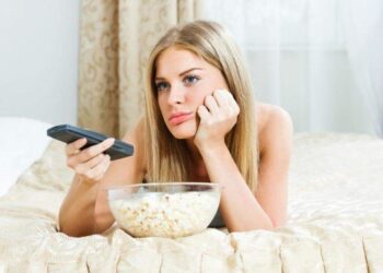 دراسة جديدة تكشف مشاهدة التلفزيون تسبب الاكتئاب