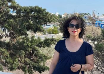 آيَتُكِ أنْ تَمشِي …