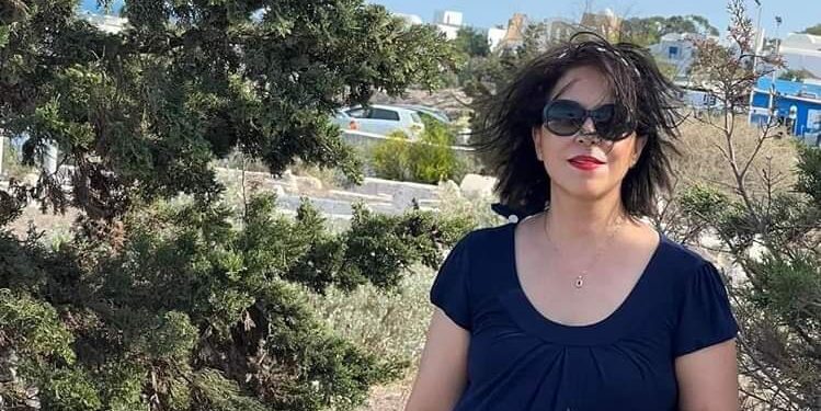 آيَتُكِ أنْ تَمشِي …