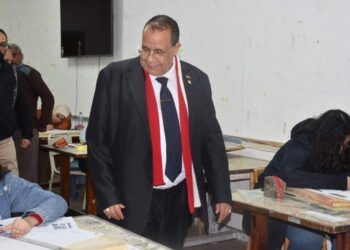 رئيس جامعة الأقصر يطمئن على سير الإمتحانات بلجان الكليات