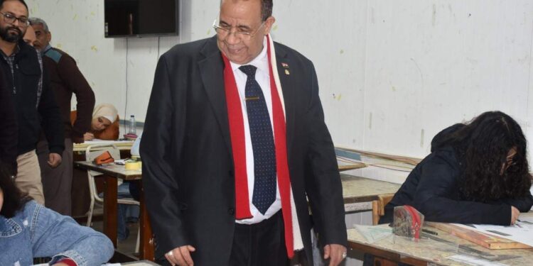 رئيس جامعة الأقصر يطمئن على سير الإمتحانات بلجان الكليات