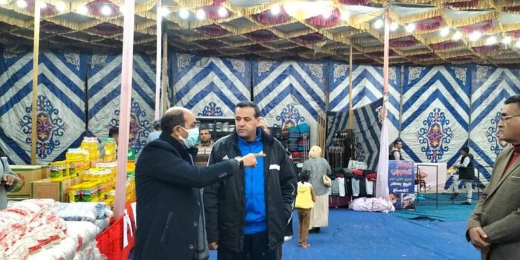 رئيس مدينة الأقصر ووكيل وزارة التموين يتفقدان تجهيزات معرض مبادرة ضد الغلاء