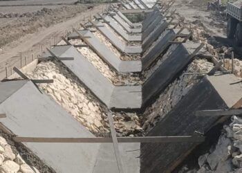 محافظ الفيوم يتابع تنفيذ مشروعات تأهيل المجاري المائية.