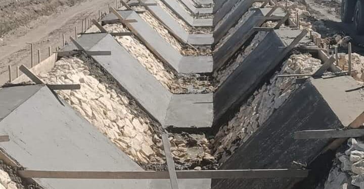 محافظ الفيوم يتابع تنفيذ مشروعات تأهيل المجاري المائية.