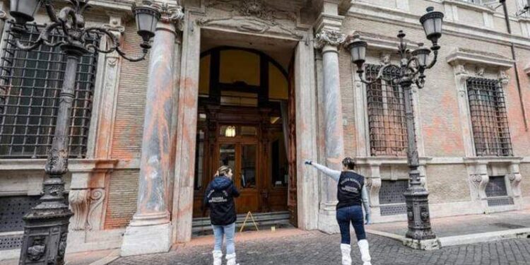 محاكمة نشطاء بيئيين لطخوا مقر مجلس الشيوخ في إيطاليا