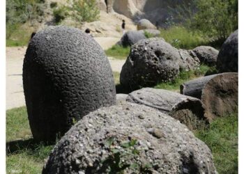 ظاهرة غريبة .. تعرف على قصة “الصخور الحية” في رومانيا ؟