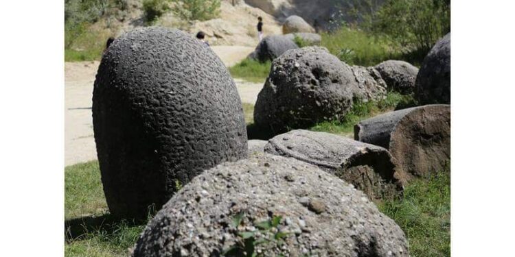 ظاهرة غريبة .. تعرف على قصة “الصخور الحية” في رومانيا ؟