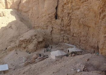 الكشف عن مقبرة ملكية بمنطقة الوديان الغربية بالبر الغربي بالأقصر