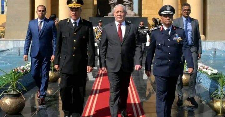 محافظ الأقصر ومدير الأمن يضعان إكليل الزهور على النصب التذكاري