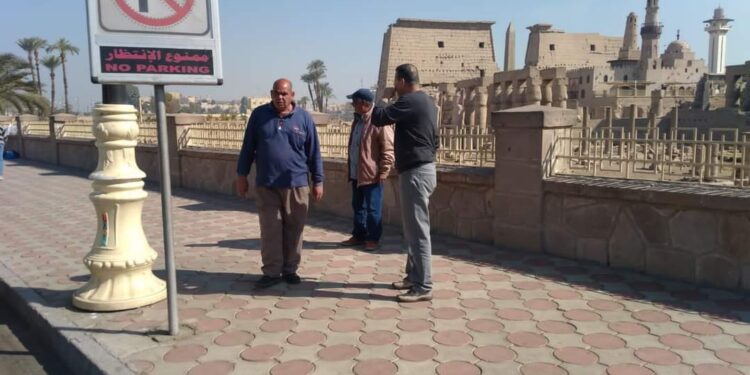 تكثيف حملات النظافة والتجميل ورفع كفاءة الإنارة بشوارع مدينة الأقصر