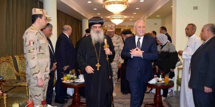 محافظ الأقصر يقوم بزيارة الكنائس الأرثوذكسية والانجيلية لتقديم التهنئة بعيد الميلاد المجيد